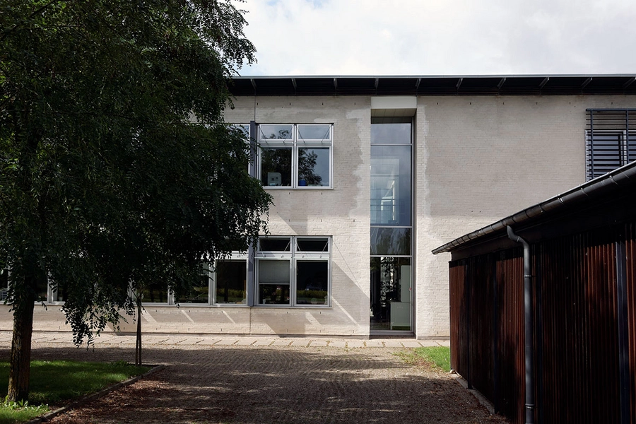 Skattecenter Næstved - Told og Skat Facade og træer