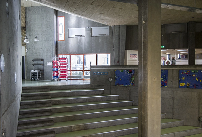 Bakkegårdsskolen Trappe/siddeplads ned til hal