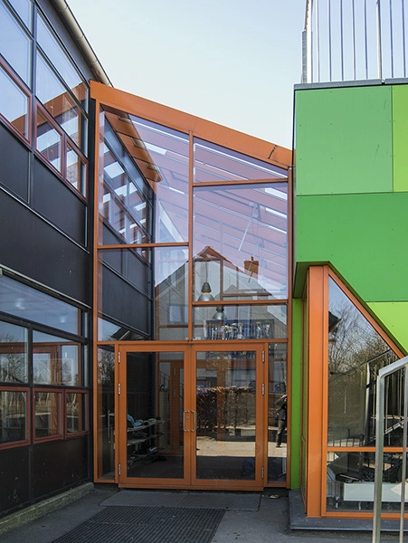 Bakkegårdsskolen Indgang mellem to fløje