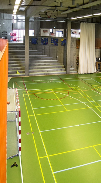 Bakkegårdsskolen Hal med kig imod indgang og trappe