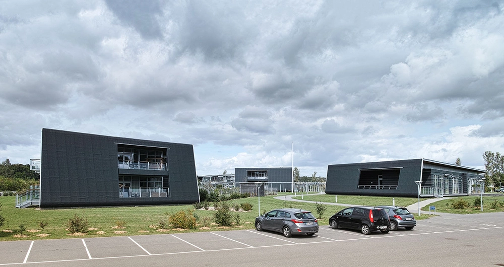 Symfonien plejeboliger og center Oversigtsbillede set fra parkeringspladsen