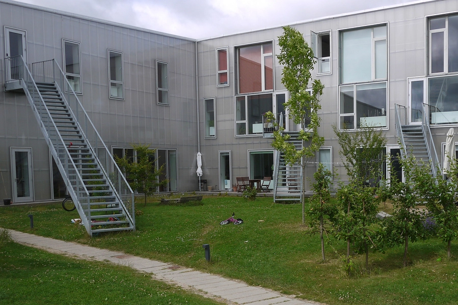 Lange Eng Trapper ned til den fælles gård