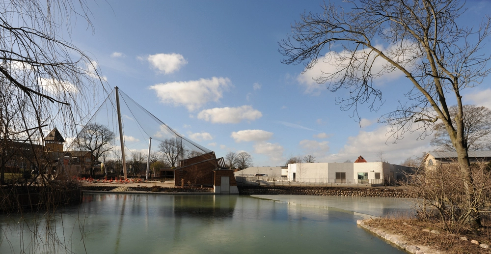 Den Arktiske Ring Anlægget set fra øst med Fritflyvningsvolieren til venstre.