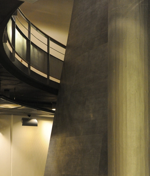 Filmhuset Skulpturelt kig op fra underetagen til stueetagen.