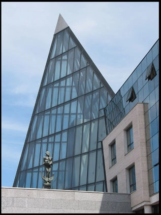 Holstebro Kongres- og Kulturcenter Glaspyramiden.