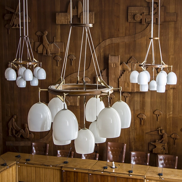 Lyngby Rådhus Lysekroner i mødesalen. Foto: 2013