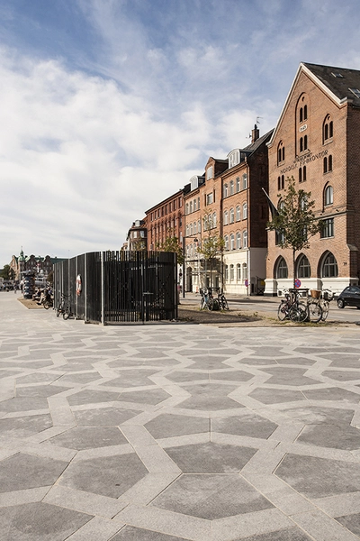 Havnegade Flisebelægning og renovationsrum