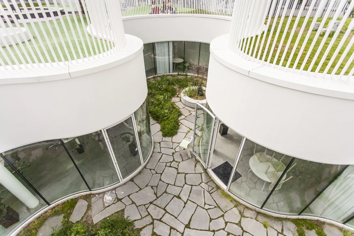 Hauser Plads Blik ned mod center for renhold i kælderen